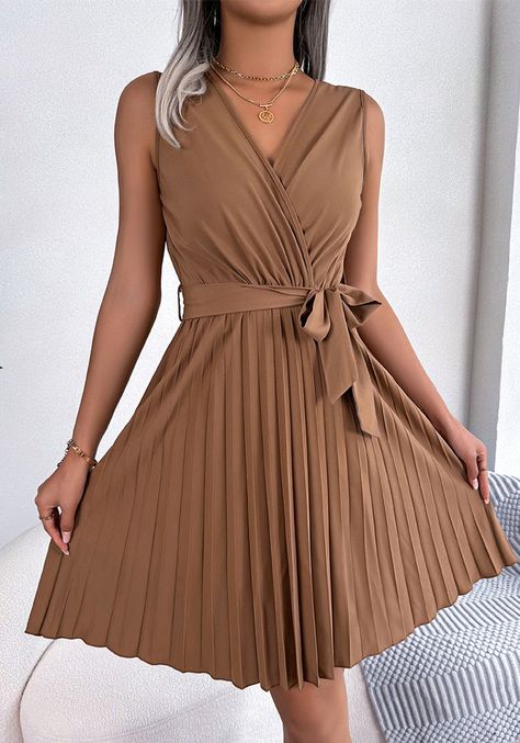 Pleated Fabric Dress, Long Spaghetti Strap Dress, Sleeveless Wrap Dress, Mid Skirt, Estilo Preppy, Long Evening Gowns, Pleated Fabric, Summer Chic, Khaki Dress