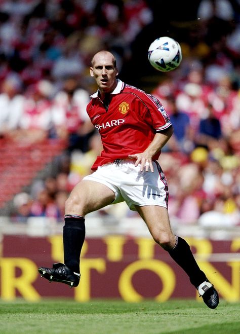 Jaap Stam of Man Utd in 1999. Bayern, Jaap Stam, Man Utd Crest, Manchester United Legends, Manchester United Players, Manchester United Football Club, Best Football Players, Classic Football, Cristiano Ronaldo 7