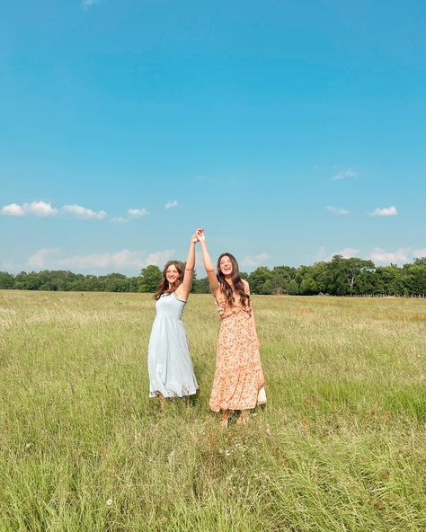 best friend field poses photoshoot grass photographer instagram candid picture filed spinning fun Field Pictures With Friends, Fun Friend Poses, Group Field Photoshoot, Group Instagram Pictures, Field Photoshoot Friends, Candid Group Photos, Best Friend Senior Pictures, Group Senior Pictures, Field Poses