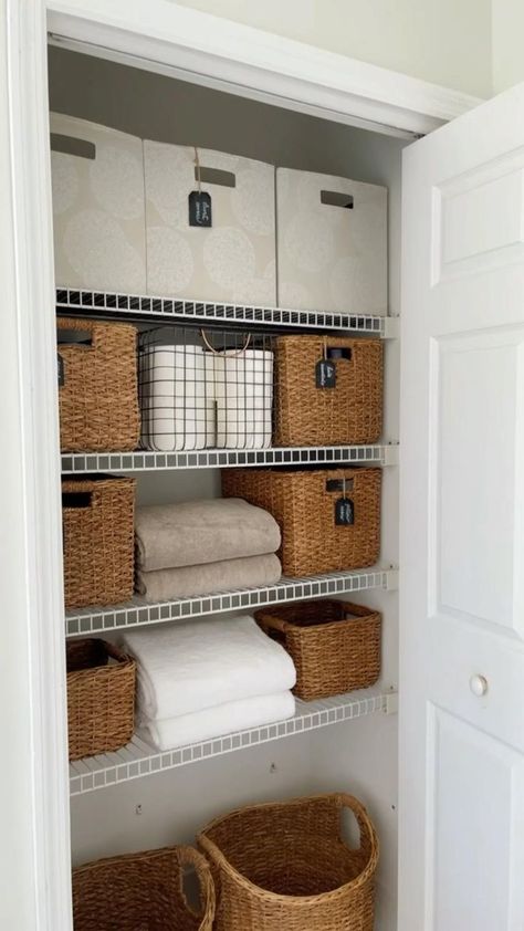 Linen Closet Organization Hallway, Bathroom Closet Organization, Organizar Closet, Apartment Storage, House Organisation, Laundry Decor, Linen Closet Organization, Bathroom Closet, Apartment Organization