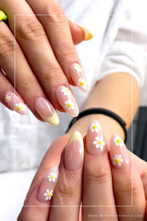 elegant daisy nails Yellow Nail, Daisy Nail Designs, Yellow Nail Designs, Short French Tip Nails, Daisy Nail Art, Western Nails, Yellow Nail Polish, Yellow Nails Design, Stunning Nail Designs