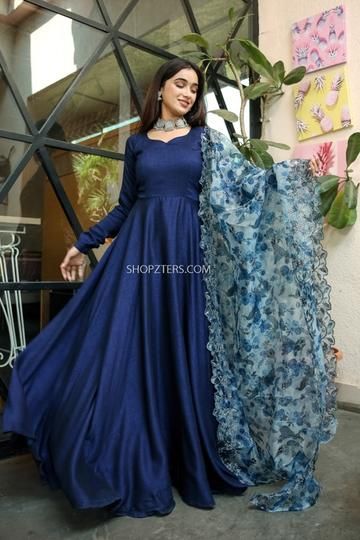 Long Gown Design, Chiffon Frocks, Anarkali Dress Pattern, Simple Gowns, Frock For Women, Frocks Designs, Long Dress Design, Indian Dresses Traditional, Indian Gowns Dresses