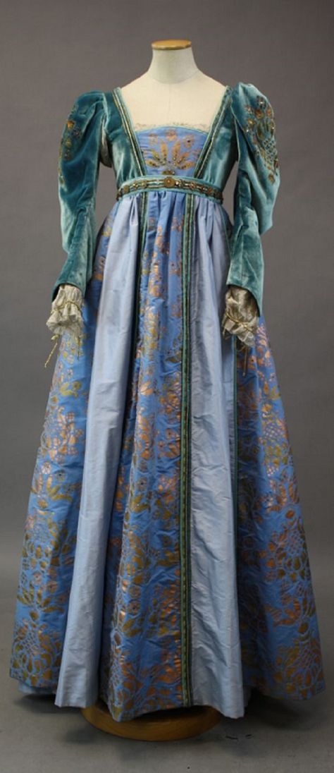 Medieval Dress, Historical Gowns, Mode Costume, Period Dress, Old Dresses, Medieval Fashion, Vintage Gowns, Fantasy Dress, Moda Vintage