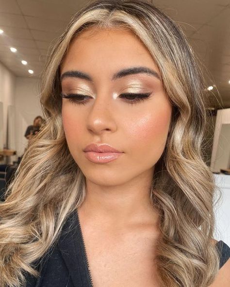 Gold Hoco Makeup Looks, Yellow Dress Makeup Ideas, Prom Makeuo, 90s Aesthetic Makeup, Gold Dress Makeup, Master Mattes Palette, Simple Prom Makeup, Rosy Blush, Prom Glam