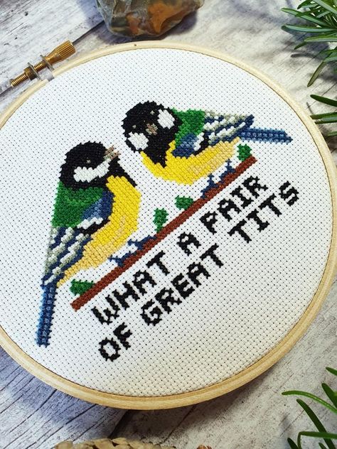 Molde, Couture, Bird Cross Stitch, Cross Stitch Hoop, Funny Cross Stitch Patterns, Happy Stuff, Funny Rude, Subversive Cross Stitch, Cross Stitch Bird