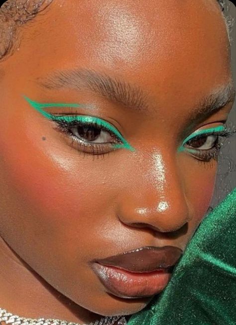 Graphic Liner Makeup Black Women, Graphic Liner Dark Skin, Graphic Liner Black Women, Green Makeup Black Women, Green Liner Makeup Looks, Green Liner Makeup, Simple Mermaid Makeup, Dark Green Eyeliner, Green Makeup Looks Black Women