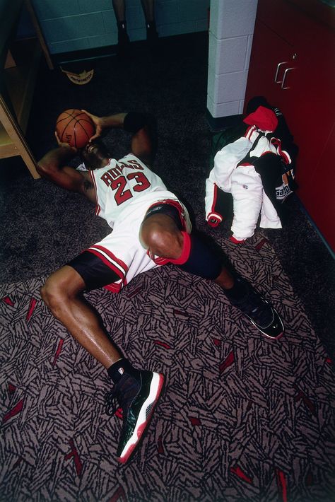 Behind the iconic moments when Michael Jordan wore the Bred Air Jordan 11s Michael Jordan Wallpaper Iphone, Jordans Aesthetic, Air Jordan 11s, Mike Jordan, Michael Jordan Art, Michael Jordan Pictures, Foto Sport, Michael Jordan Photos, Jordan 11s