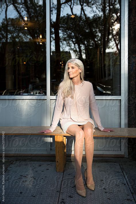 Sitting Pose Reference, Sitting On Bench, Sitting On A Bench, Chair Pose, Sitting Poses, Woman Sitting, Person Sitting, Model Poses Photography, Good Poses