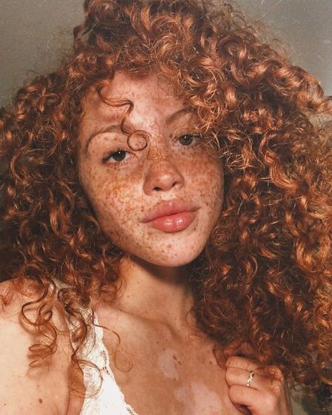 Pretty Freckles, Red Hair On Brown Skin, Red Hair Pale Skin, Curly Ginger Hair, Pale Skin Beauty, Pretty Red Hair, Women With Freckles, Hair Pale Skin, Highlights Curly Hair
