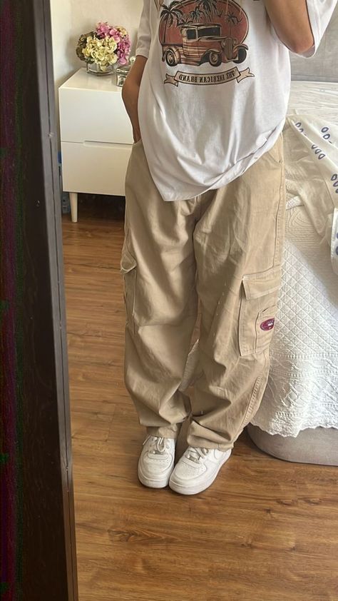 Cargo Pants With Baggy Shirt, Broad Pants Outfit, Oversized Tshirt Outfit Street Wear, Tshirt Trousers Outfit, Oversized Tshirt And Cargo Pants Outfit, Baggy Beige Jeans Outfit, Baggy Pants And Oversized Shirt, Brown Baggy Outfit, Large Outfits For Women