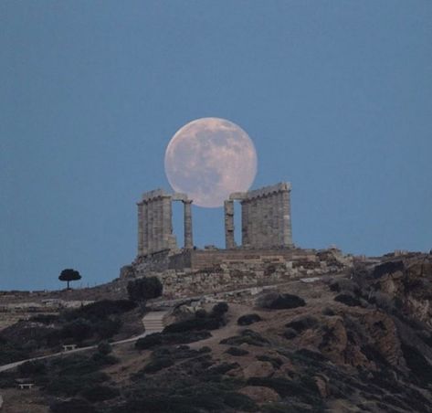 Ancient Greece Aesthetic, Full Moon Rising, Matka Natura, Grece Antique, Moon Rise, Skateboarder, The Full Moon, A Hill, Summer Solstice