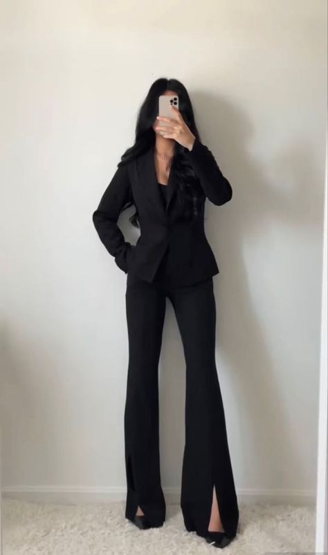 Flare Dress Pants to Wear to the Office - What Dress Code? Business Formal Outfit, Outfit Formal Mujer, Conference Outfit, Women Office Outfits, Interview Outfits Women, Women Professional Attire, Flare Dress Pants, Professional Outfits Women, Business Professional Outfits