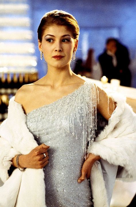 Miranda Frost's dress from James Bond's Die Another Day. The dress is the opposite of Elektra's, made of ice. Haute Couture, James Bond Female Characters, Bond Girl Outfits, Best Bond Girls, Bond Babe, James Bond Women, Die Another Day, Bond Women, James Bond Girls