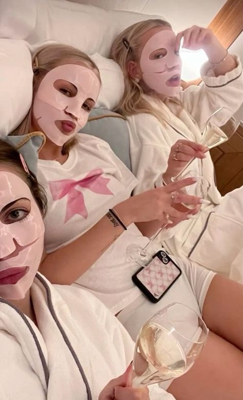 #sleepover #pink Fancy Sleepover Aesthetic, Group Of Five Friends Aesthetic, Craft Night Aesthetic, Batool Core, Pic To Recreate, Apartment Activities, Drømme Liv, Photos Bff, Lev Livet