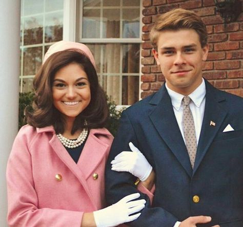 John & Jackie Kennedy Jackie O Halloween Costume, Unique Duo Costumes, Men In Black Couples Costume, Famous Couple Halloween Costumes, Famous Duos Costumes, Famous Halloween Costumes, Famous Couples Costumes, Unique Halloween Costume Ideas, Couple Halloween Costume Ideas