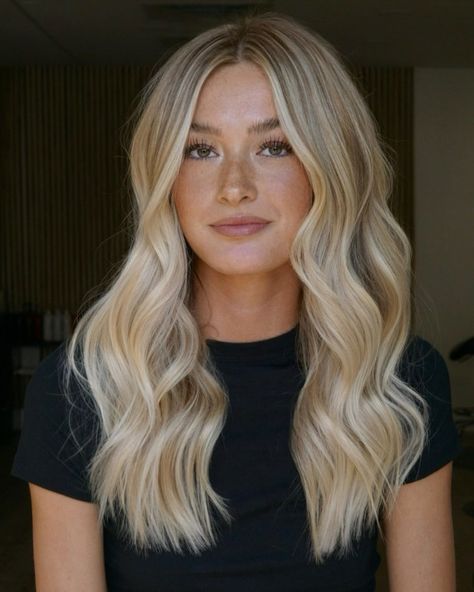 Luminous Golden Hair with Pearl Highlights Balayage, Country Concert Short Hairstyles, Cute Blonde Hair Ideas, Blonde Hair With Partial Highlights, Bright Blonde Hair With Shadow Root And Lowlights, Honey Bright Blonde Hair, Natural Blond Balayage, Blond Foliage, Blonde Hair Light Brown Roots