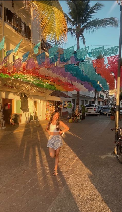 Playa Del Carmen, Nice Vacation Pictures, Cute Outfits To Wear In Mexico, Mexico Vibes Outfits, Mexican Beach Outfit, Cancoon Mexico Outfits, Mexico Vacation Instagram Pictures, Cute Mexico Outfits, Mexico Vacation Poses