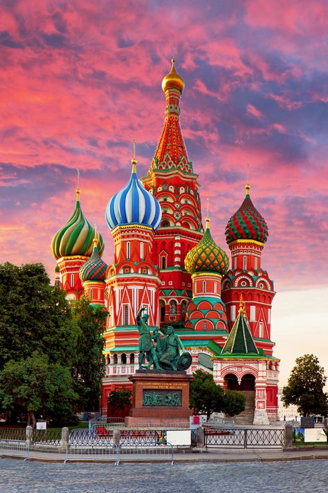 Travel to Russia's colorful capital with Viking Cruises and discover the majestic St. Basil’s Cathedral with its multicolored, swirling domes—another bucket list experience to cross off your list! #myvikingstory #rivercruise #destinations #vacation #cruise #moscow #architecture #art #wanderlust #international #summer #spring Church Architecture, St Basils Cathedral, Arsitektur Masjid, St Basil's, Fotografi Kota, Russian Architecture, Russia Travel, Seni Cat Air, Amazing Buildings