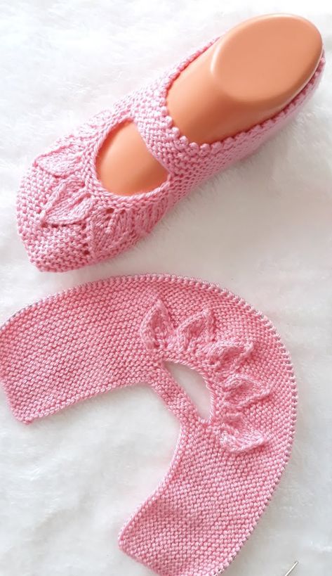 Learn how to make leaf pattern slippers. Crochet/Knit. Crochet Boots Pattern, Small Crochet Gifts, Crochet Slipper Boots, Crochet Converse, Easy Crochet Slippers, Knit Slippers Free Pattern, Crochet Socks Pattern, Crochet Slippers Free Pattern, Knitted Slippers Pattern