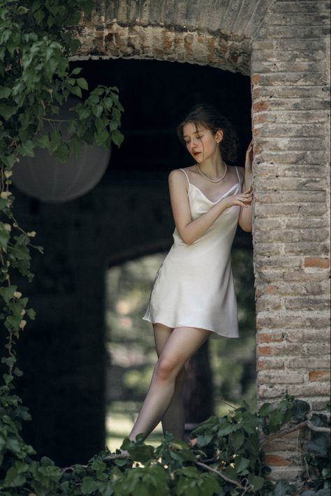 Photoshoot In Old Building, Stone Wall Photoshoot, Old House Photoshoot Ideas, Brick Backdrop Photoshoot, Old Timey Photoshoot Ideas, Women Photography Poses Outdoor, Senior Pictures With Brick Wall, Abandoned Place Photoshoot, Archway Photoshoot