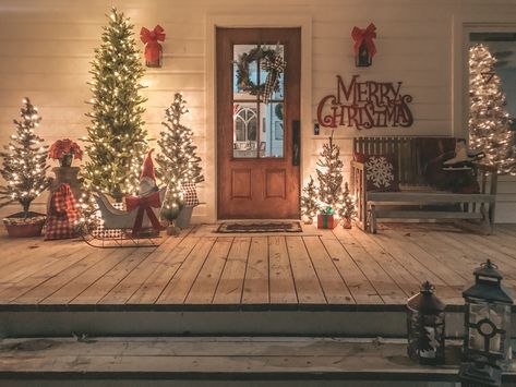 Natal, Country Christmas Decorations Outdoor, Christmas Decor Outside Porch Farmhouse, Ranch Christmas Decor Outdoor, Log Cabin Front Porch Christmas Decor, Farmhouse Christmas Lights Outdoor, Country Outdoor Christmas Decorations, Front Porch Christmas Decor Colored Lights, Deck Decorating Christmas