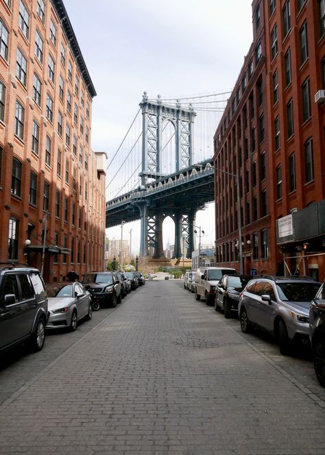 Washington Street, une rue mythique du quartier de Dumbo près de Brooklyn. Le lieu idéal pour prendre de magnifiques photos. Découvrez ce spot et bien d'autres dans mon guide de voyage sur New York ! New York Streets, Photographie New York, Nyc Places, Photo New York, World Street, Stolen Heart, Epic Photos, Washington Street, World Images