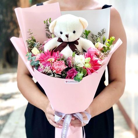 Teddy Bear Graduation Bouquet, Flower Bouquet With Stuffed Animal, Bouquet With Teddy Bear, Fluffy Bouquet, Teddy Bouquet, Birthday Arrangements, Animal Flower Arrangements, Single Flower Bouquet, Graduation Bouquet