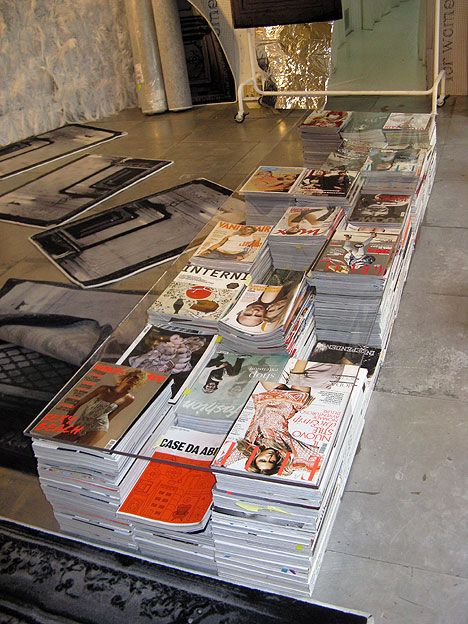 Margiela magazine table Magazine Storage Ideas, Magazine Coffee Table, Diy Furniture Repair, Magazine Display, Magazine Table, Magazine Storage, Magazine Shop, Book Table, Magazine Crafts