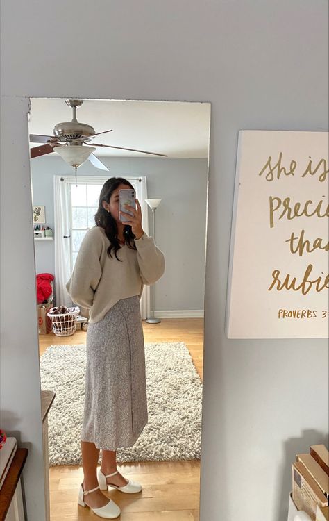 Modest Student Outfits, Womens Modest Fall Outfits, Modest Stay At Home Mom Outfit Ideas, Modest Summer Outfits Pentecostal, Modest Wardrobe Basics, Modest Casual Fashion, House Wife Aesthetic Outfit, Cute Modest Winter Outfits, Long Skirt Outfits For Church