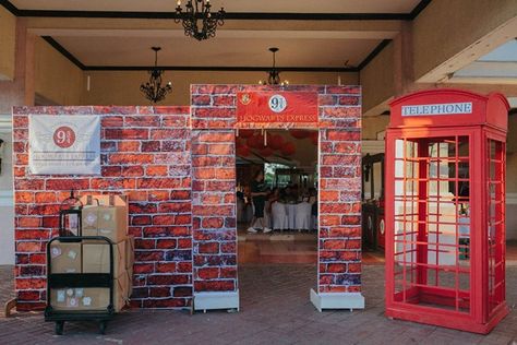 Paul’s Harry Potter Themed Party – Entrance Harry Potter Party Entrance, Harry Potter Homecoming Theme, Harry Potter Train Station, Harry Potter Graduation Party, Diagon Alley Diy, Harry Potter Backdrop, Hogwarts Courtyard, Harry Potter Decor Ideas, Harry Potter Graduation