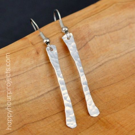 Hammered Wire Jewelry, Hammered Metal Jewelry, Aluminum Earrings, Bijoux Fil Aluminium, Hammered Jewelry, Earrings Tutorial, Aluminum Jewelry, Diy Bricolage, Hammered Earrings