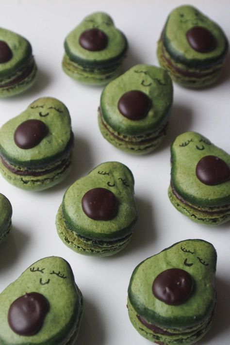 Recipe: Avocado Macarons – Crumble and Crunch Avocado Macarons, Baby Shower Macarons, Crumble Cupcakes, French Macaroon Recipes, Pistachio Macarons, Flushed Away, Blackberry Crumble, Avocado Dessert, Cupcake Mix