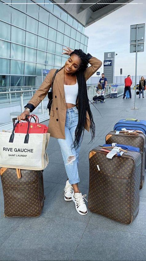 Aesthetic & Trendy Airport Outfits Ideas Airport Travel Outfits Black Women, All Black Airport Outfit, Airport Look Summer, Airport Pose, Outfits For The Airport, Trendy Airport Outfits, Airport Ideas, Classy Airport Outfit, Casual Airport Outfit