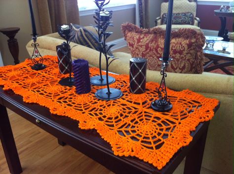 Halloween Table Runner Amigurumi Patterns, Crochet Table Runner Patterns, Crochet Runner, Table Runner Patterns, Halloween Placemats, Table Halloween, Crochet Placemat Patterns, Halloween Crafts Preschool, Crochet Table Mat