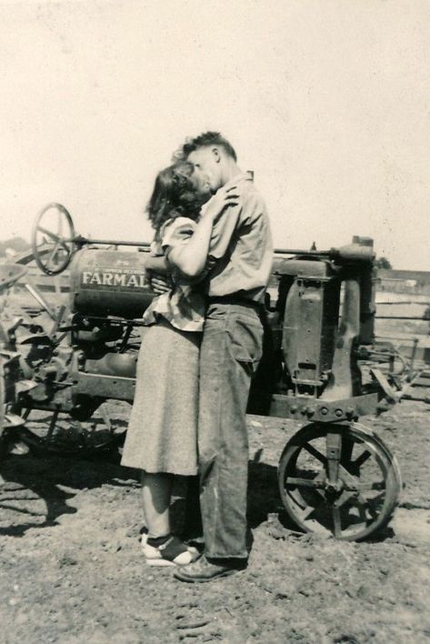 Old Fashioned Love, Vintage Kiss, Fotografi Vintage, Vintage Couples, Vintage Romance, Vintage Farm, Foto Vintage, Jive, Old Love