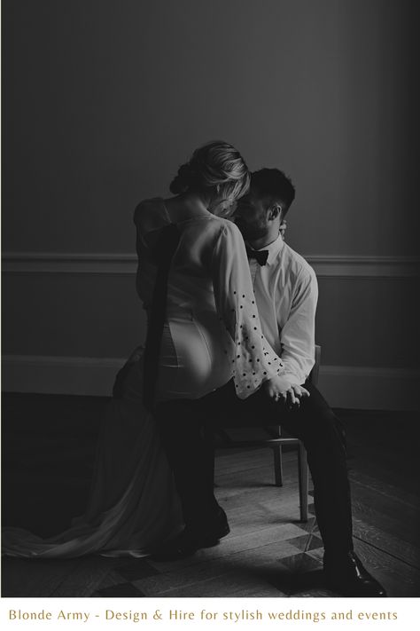 Shooting Couple, Black And White Couples, Wedding Picture Poses, Couple Picture Poses, Couples Intimate, Wedding Couple Poses, Foto Poses, Couple Photoshoot Poses, Wedding Photos Poses