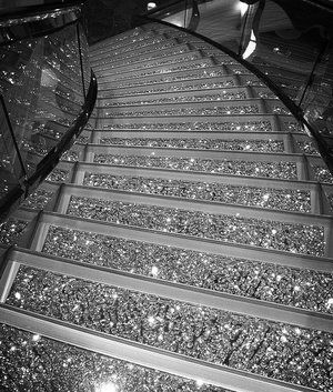 Glitter Stairs, Arte Glitter, White Aesthetic Photography, Silver Sofa, Silver Tile, Glitter Photography, Black And White Photo Wall, Silver Tinsel, Silver Wallpaper