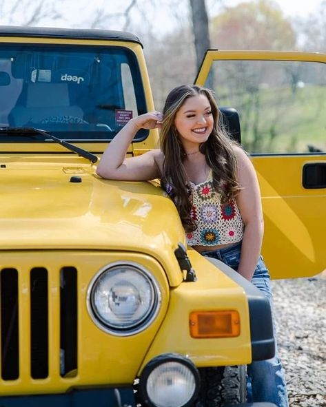 Senior girl standing by her jeep with the door open behind her during her senior photo session by Klem Photography Indiana Senior Photographer Senior Photoshoot Ideas, Classic Car Photoshoot, Yellow Jeep, Senior Photoshoot Poses, Jeep Photos, Graduation Photography Poses, Cute Birthday Pictures, Senior Photo Poses, Grad Photoshoot