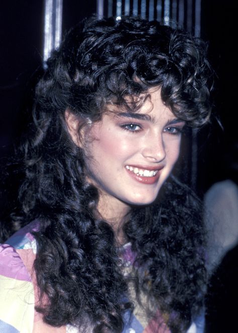 Brooke Shields and her 80s perm 80s Curly Hair, 80s Hair Tutorial, New Perm, Brooke Shields Young, Body Wave Perm, Long Hair Perm, Digital Perm, Beach Waves Hair Tutorial, Getting A Perm