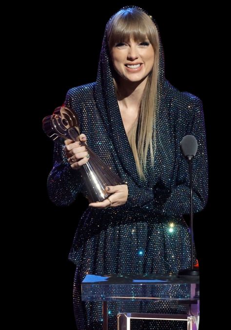 Taylor Swift Winning Awards, Taylor Swift Iheart Radio Awards 2023, Taylor Swift At Award Shows, Taylor Swift With Awards, Taylor Swift Award Shows, Taylor Swift Award Show Outfits, Taylor Swift Award Show, Taylor Swift Awards, Award Outfits