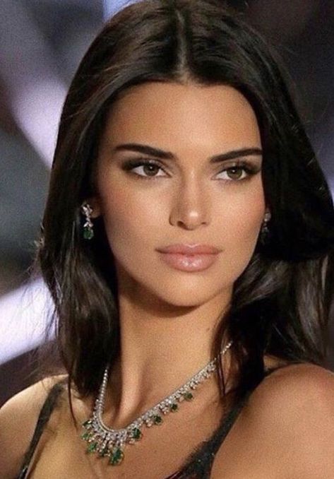 Kendall Jenner Estilo, Kendall Jenner Aesthetic, Stile Kendall Jenner, Jenner Hair, Kendall Jenner Makeup, Makeup Prom, Ideas De Maquillaje Natural, Yellow Makeup, Jenner Makeup