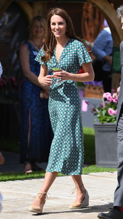 Kate Middleton Printed Green Midi Dress  and Wedges Vévodkyně Kate, Kate Middleton Style Outfits, Princess Kate Style, Düşes Kate, Looks Kate Middleton, Estilo Kate Middleton, Dress Wedges, Kate Middleton Outfits, Middleton Style