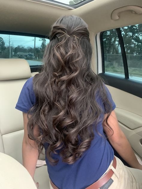 ~half up half down with loose curls~  I got my hair done for a school dance and it turned out amazing! Cute Prom Hairstyles, Formal Hairstyles For Long Hair, Half Up Half Down Hair Prom, Simple Prom Hair, Quince Hairstyles, Ball Hairstyles, Hairstyles For Layered Hair, Prom Hair Down, Graduation Hairstyles