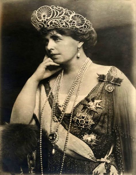 Queen Marie Of Romania, Marie Of Romania, Romanian Royal Family, Queen Sophia, Princess Louise, Tsar Nicholas Ii, Pearl Tiara, Royal Tiaras, Diamond Tiara