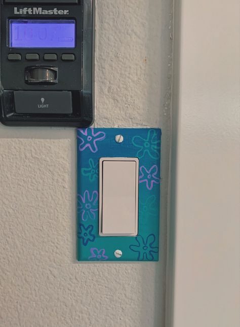 Outlet Painting Ideas Easy, Outlet Cover Painting Ideas, Lightswitch Ideas Painting, Outlet Covers Diy, Outlet Painting Ideas, Painting Outlets, Painted Bedroom Doors, Light Switch Art, Light Switch Covers Diy