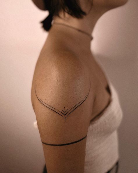 In love with the simplicity of this shoulder adornment. Thank you for coming from Portugal, Destiny. (Line below not by me)… | Instagram Bar Code Tattoo, Arm Cuff Tattoo, Fineline Tattoo Ideas, Tattoo Rib, Cuff Tattoo, Fineline Tattoo, Tato Lengan, Muster Tattoos, Tasteful Tattoos