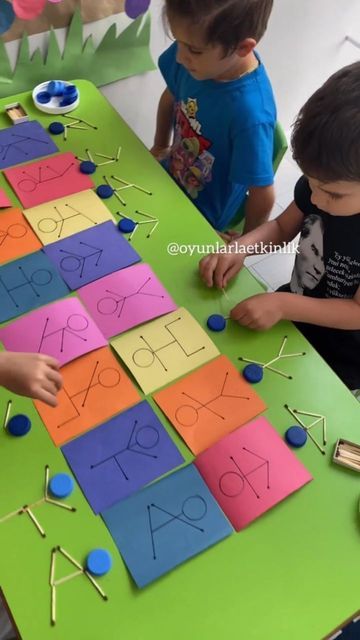 Best Kids Activities on Instagram: "By using sticks and plastic bottle caps, you can do this fun matching activity. (Cc @oyunlarlaetkinlik ) What are they learning? -Hand-eye coordination. -Cognitive skills (analyzing, comparing, evaluating). -Fine motor skills. What do you think of this activity? Would your child enjoy creating this? Leave a comment down below. ⬇️⬇️⬇️🙂 ⠀ ⁣#letskeepkidsbusy ⁣➡️ Like ❤️, Share 👥, and Save this post for later! 👉⁣ ⁣⁣🌺If you have a child's heart, you will als Cardboard Crafts Kids, Plastic Bottle Caps, Easy Easter Decorations, Matching Activity, Living Room Design Decor, Paper Towel Rolls, Shoe Lace Patterns, Homecoming Proposal, Cardboard Crafts