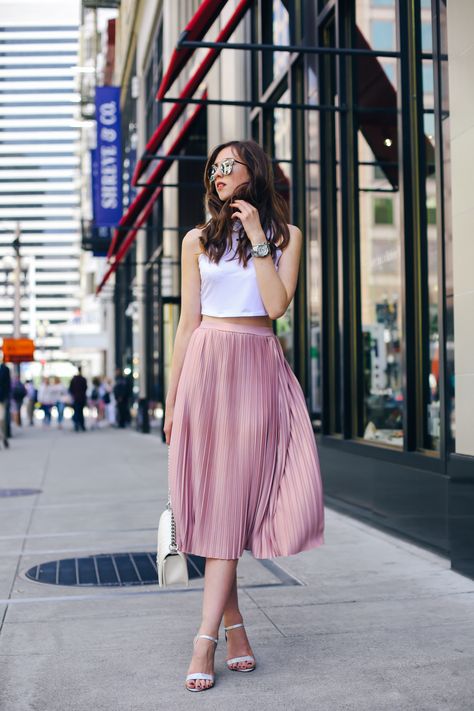 Barbora-Ondracova-FashioninmySoul-Fashion-Blogger-Photography-RyanbyRyanChua-7452 Ultra Feminine Style, Rok Outfit, Skirt Outfits Summer, Pleated Skirt Outfit, Skirt Diy, Look Rose, Casual Summer Outfits For Women, Rock Outfit, Skirt Trends