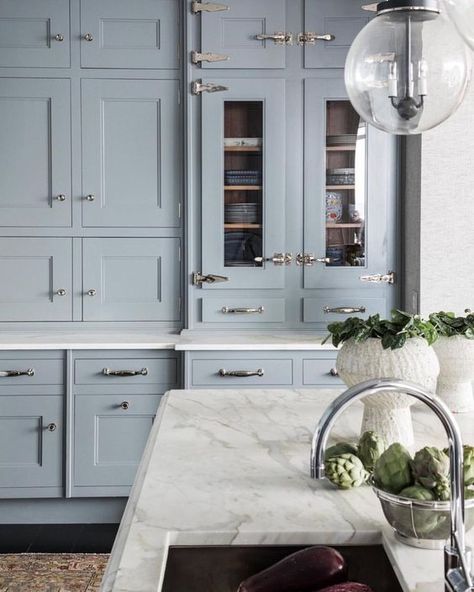 Light blue kitchen cabinets, white marble countertop, and dramatic cabinet hardware. Come see 36 Best Beautiful Blue and White Kitchens to Love! #blueandwhite #bluekitchen #kitchendesign #kitchendecor #decorinspiration #beautifulkitchen #kitchendesign #bluecabinets #bluekitchen Countertop Concrete, Light Blue Kitchens, Grey Blue Kitchen, Kitchen Grey, Marble Countertops Kitchen, Gray And White Kitchen, Kitchen Decor Inspiration, Blue Kitchen Cabinets, White Kitchen Decor