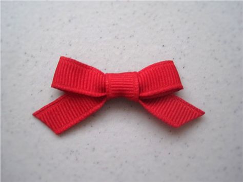 DIY little fabric bow, easy to make and/or embellish, could use as a hair bow if you glue to an alligator clip maybe? <3 Tutus, How To Make Small Bows, Ribbon Beads, Simple Bow, Crystal Stickers, Diy Bows, Tiny Bow, Bow Tutorial, Bow Accessories